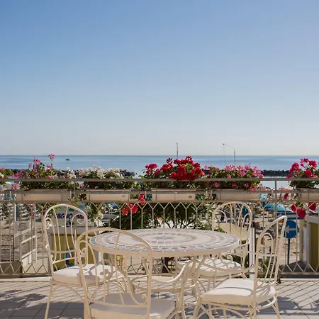 Lido Hotel 2*